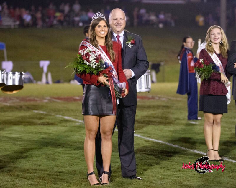 Homecoming-Queen-Payton-Huguley-With-Father-©Noles-2745