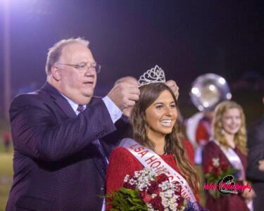 Homecoming-Queen-Payton-Huguley-crowned-by-Dr-Stan-Cox-Head-of-School-©Noles-2699