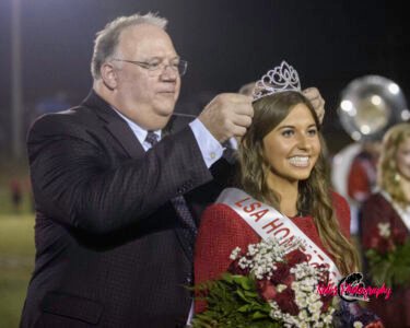 Homecoming-Queen-Payton-Huguley-crowned-by-Dr-Stan-Cox-Head-of-School-©Noles-2702