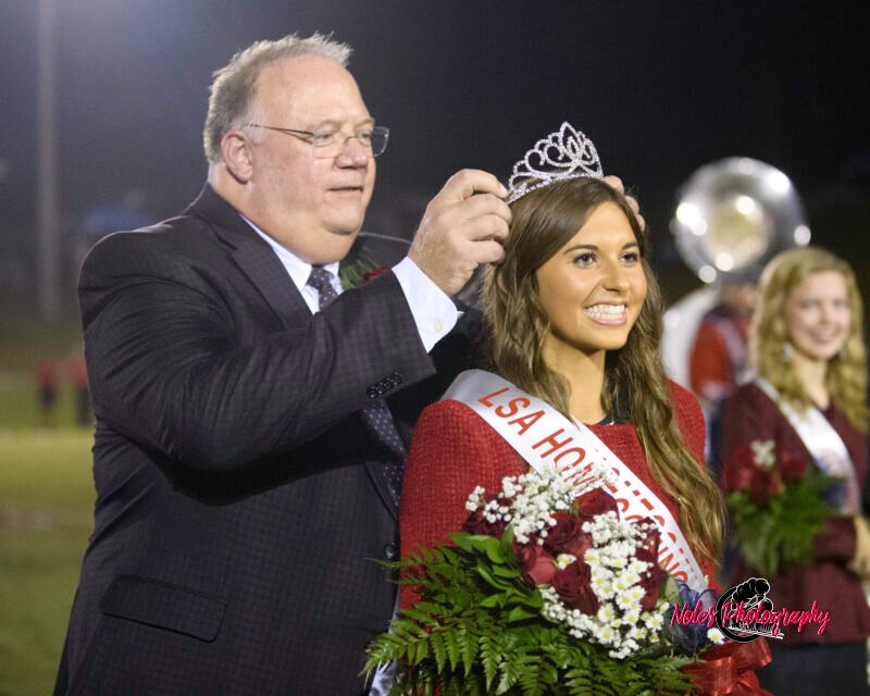 Homecoming-Queen-Payton-Huguley-crowned-by-Dr-Stan-Cox-Head-of-School-©Noles-2705