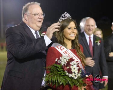 Homecoming-Queen-Payton-Huguley-crowned-by-Dr-Stan-Cox-Head-of-School-©Noles-2717